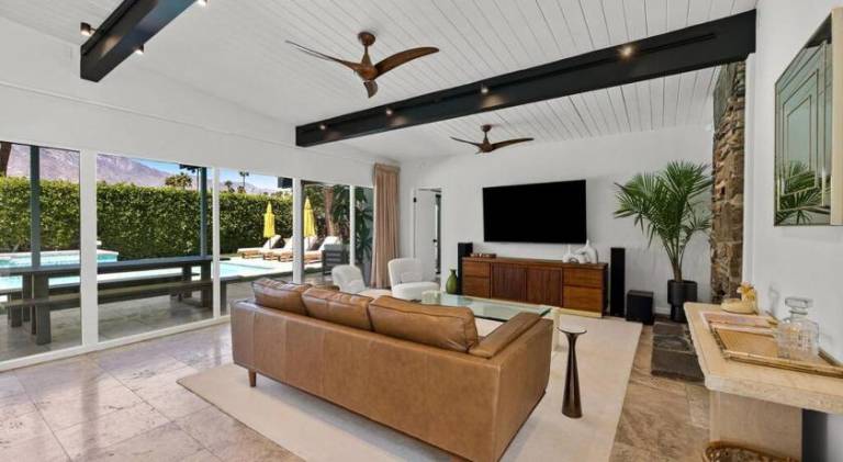 Mid-Century Home, 5-min to downtown, HUGE Pool & Spa — photo 2