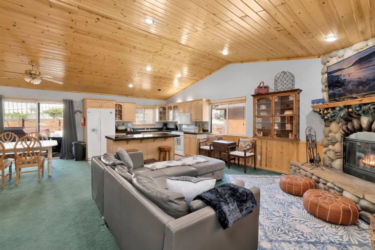 Family-friendly lovely cabin with jacuzzi & grill | Lake view | Pets are welcome — photo 3