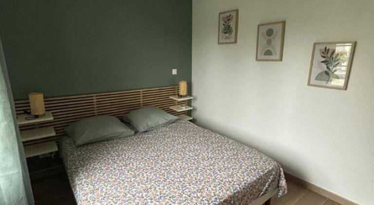 chambre avec salle de bain et coin kitchenette