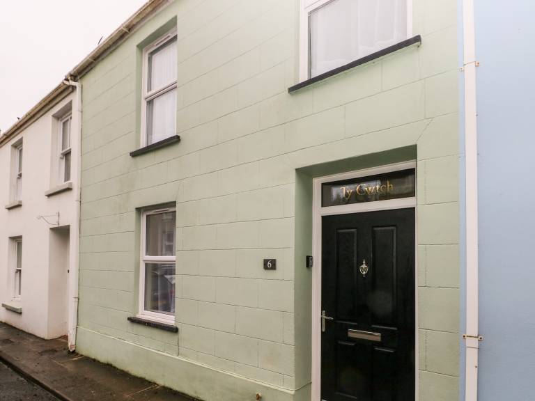 Cottage with yard | Beach view in Tenby