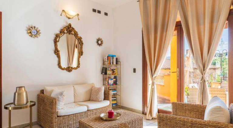 Serviced apartment with patio, pool & yard | Pets allowed — photo 2