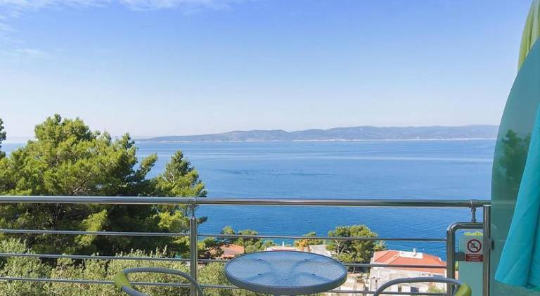 Holiday apartment with 2 rooms for 5 persons in Brela