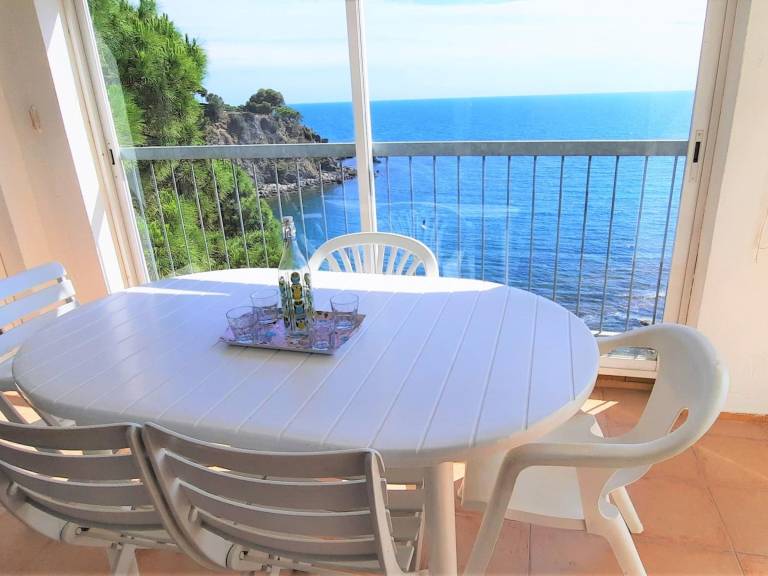 Spacious apartment in Llançà with sea view, terrace, parking, and pets allowed — photo 2