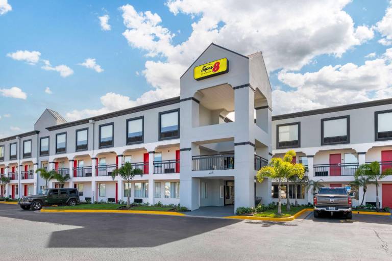 Super 8 by Wyndham Orlando Near Florida Mall — photo 5