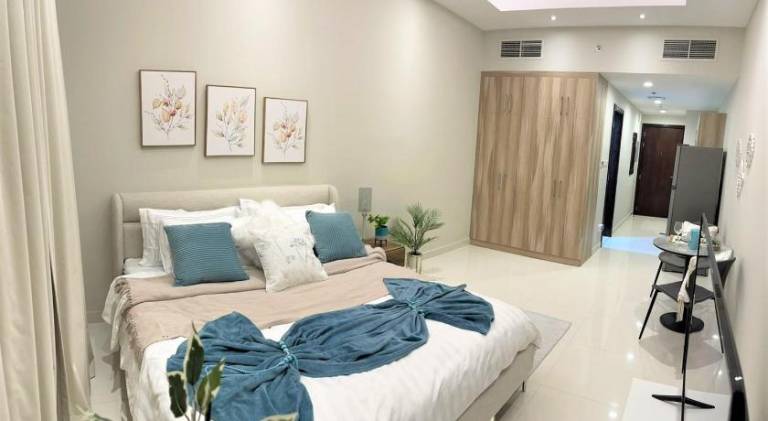 Apartment with patio, jacuzzi & private pool in Dubai