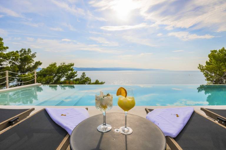 Fully equipped villa with yard, sauna & hot tub | Pool view | Pets are welcome — photo 2