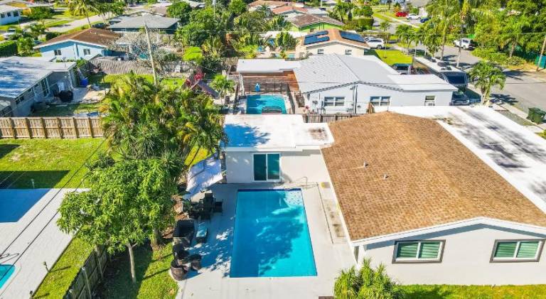 House with pool — photo 3
