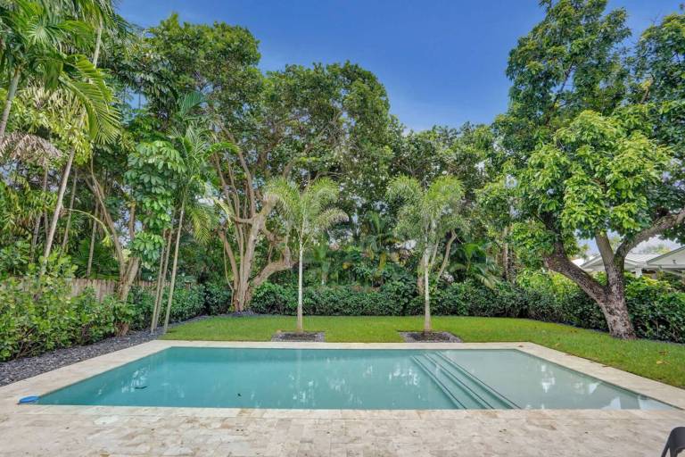 Child-friendly nice house with private pool & yard | Pet-friendly in Fort Lauderdale, FL