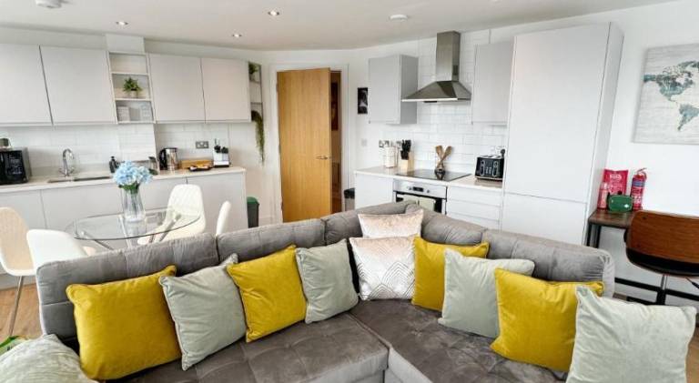 Luxury Penthouse with Private Hot Tub Overlooking Leeds City Centre — photo 2