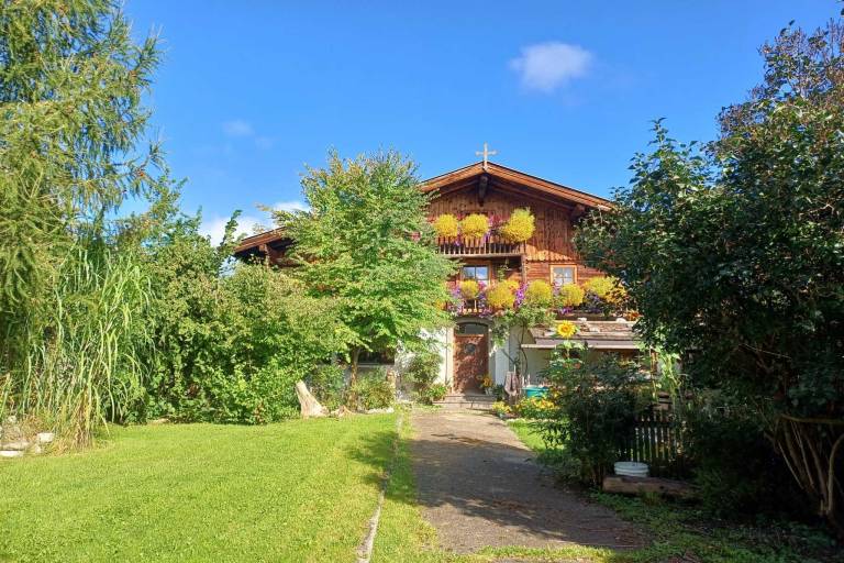 Family-friendly big vacation home with patio, pool & garden | Mountain view | Pets are welcome — photo 3
