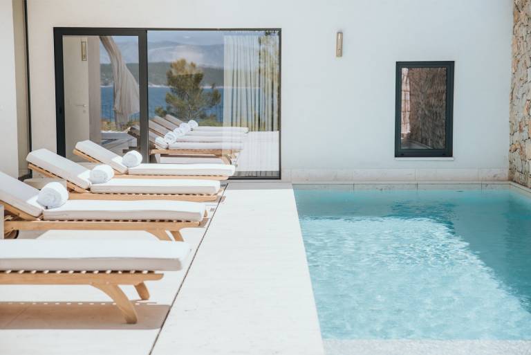 Luxury Villa Cliff with Heated Pool — photo 4