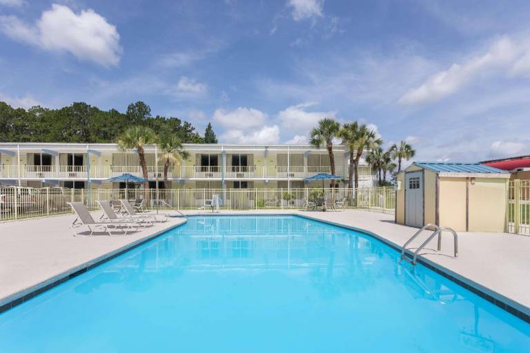 Super 8 By Wyndham Kingsland I-95/Naval Base Area — photo 2