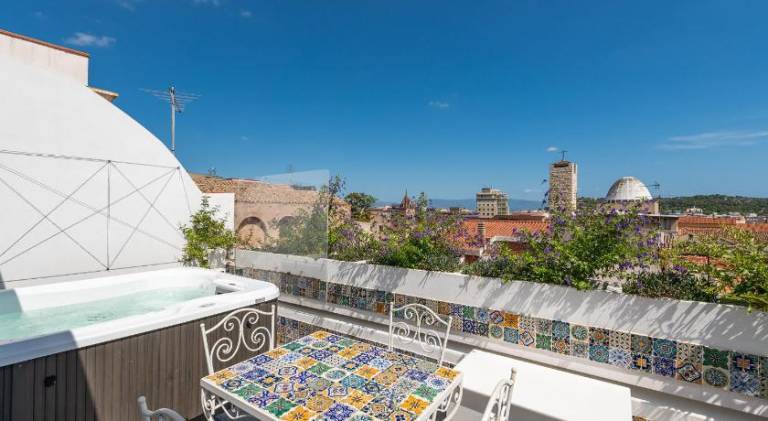 Vacation home with jacuzzi & terrace in Cagliari