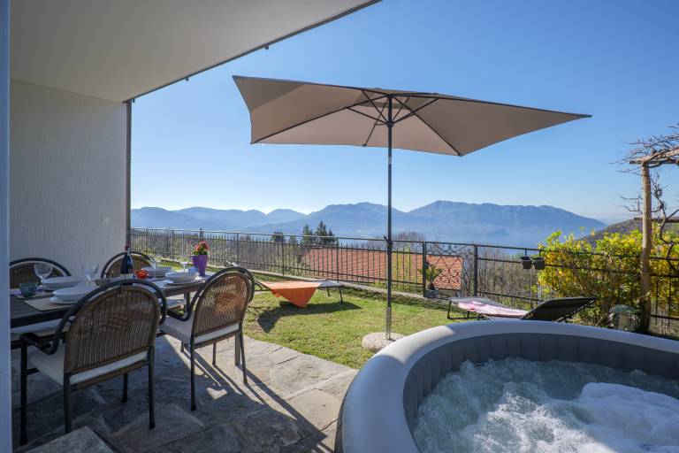 Rental apartment with patio, yard & hot tub | Garden view — photo 2