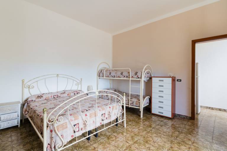 Pleasant vacation home with yard, barbeque & terrace | Beach nearby | Pets allowed — photo 4