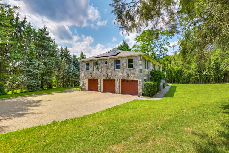 Hudson River Views Briarcliff Manor Home w Deck