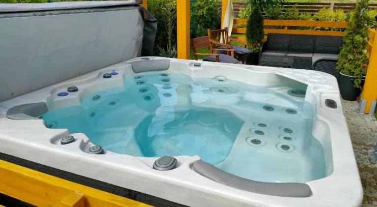 Nice vacation home with hot tub, yard & patio | Pets allowed — photo 5