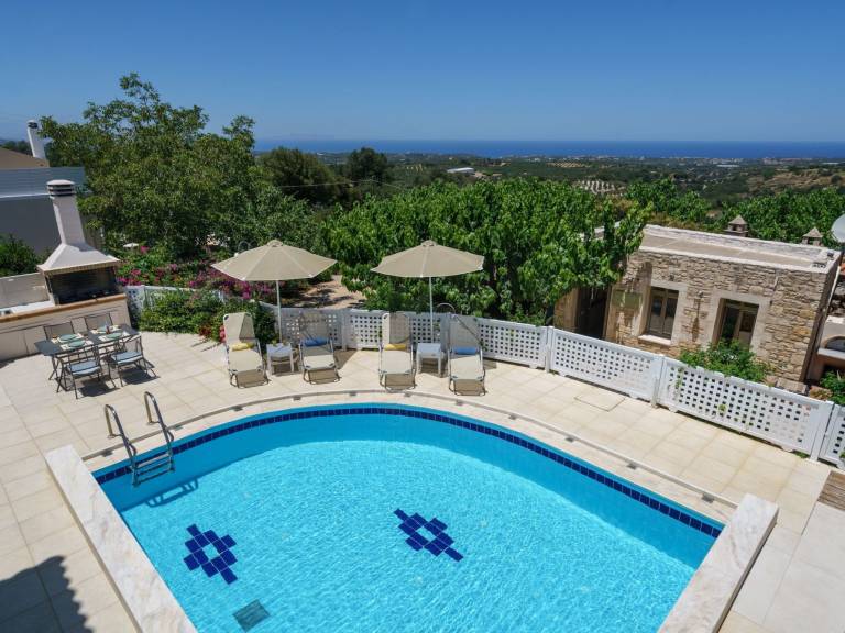 Pleasant house with barbeque, private pool & garden | Pets allowed — photo 3
