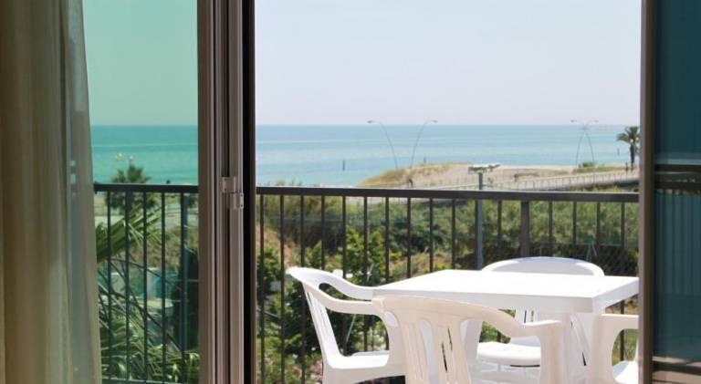 Serviced apartment with hot tub, yard & pool — photo 3