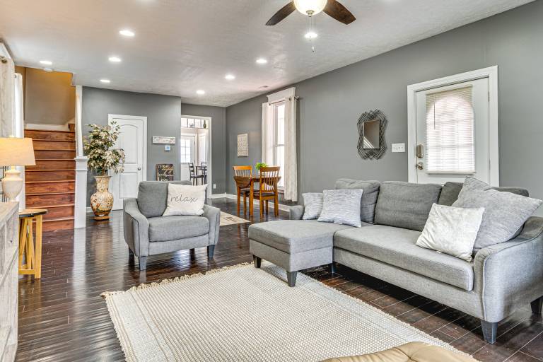 3 Mi to Dtwn Indy Bright Home w Furnished Deck