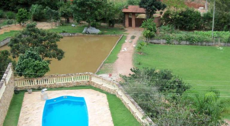 Lodge with terrace, pool & grill in Cunha