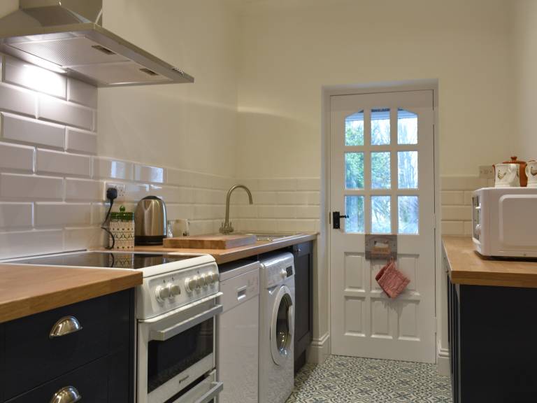 Cottage with yard & terrace | Sea view — photo 5