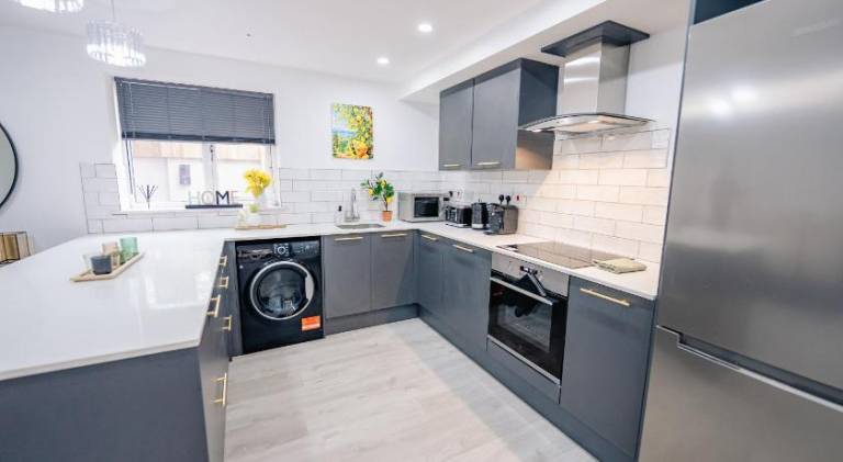 2 Bedroom 2 Bathroom Luxury Apartment - Fast WiFi & Free Parking — photo 5