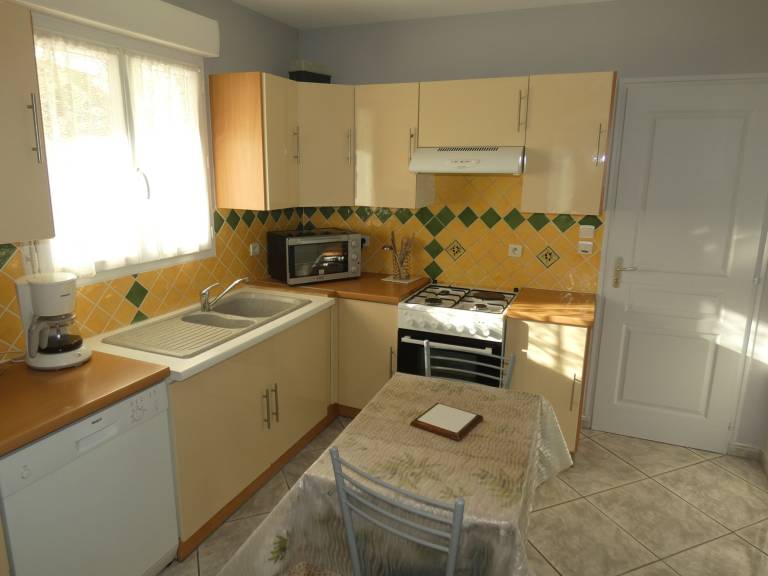 House with barbeque — photo 3