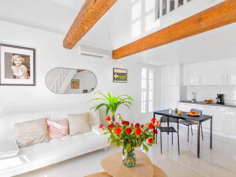 Vue Mer in Toulon with 2 bedrooms and 1 bathrooms — photo 2