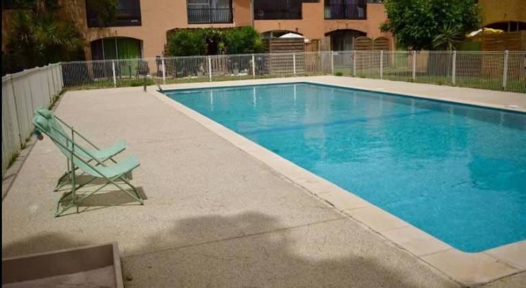 Apartment with pool, yard & patio — photo 4