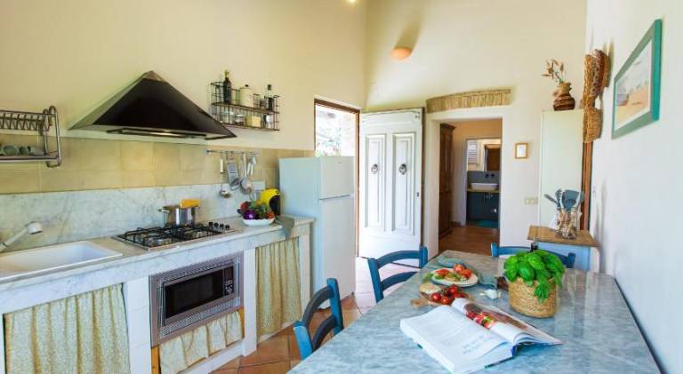 Apartment with yard, patio & barbeque — photo 4