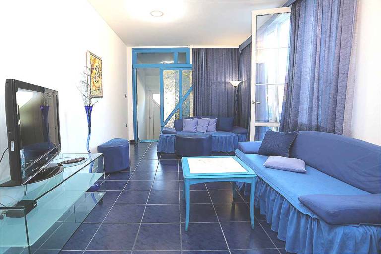 Apartment with terrace, BBQ & garden in Medulin