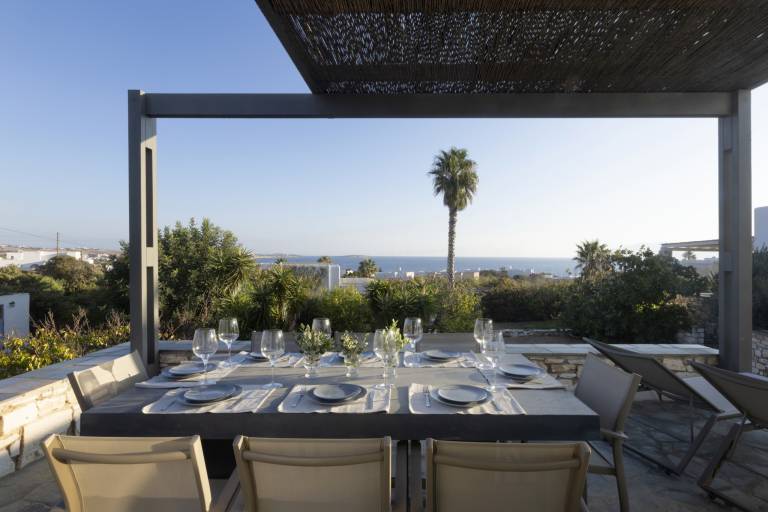 Villa with barbeque, yard & patio | Beach view — photo 5