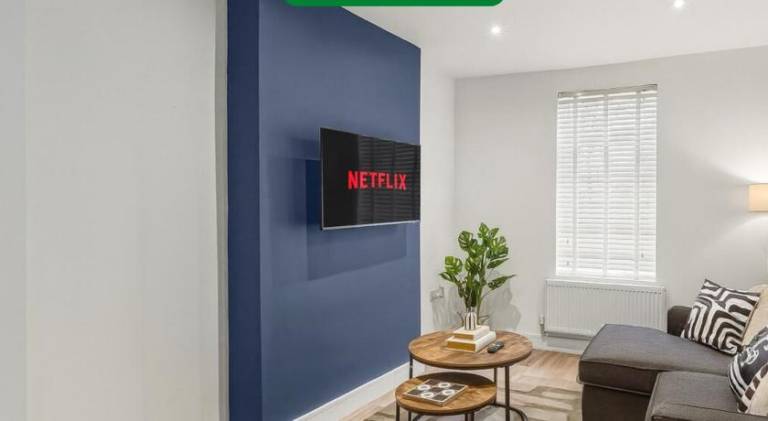 Albert House - Near the High Street - Free Parking, Garden, Fast WiFi and Smart TV by Yoko Property in Milton Keynes