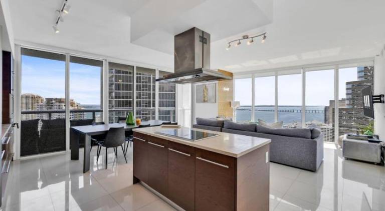 House with jacuzzi & pool | Near Bayfront Park | Perfect for remote work — photo 2