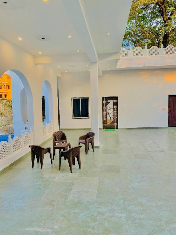 Villa with yard & pool — photo 5