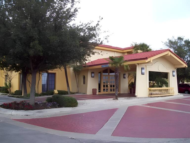 Super 8 by Wyndham Eagle Pass — photo 5
