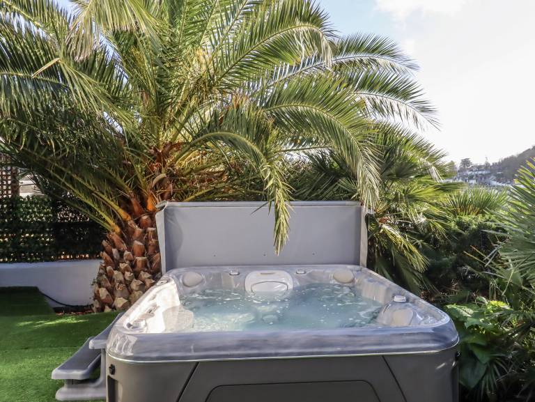 Cottage with garden, jacuzzi & pool | Beach view — photo 2