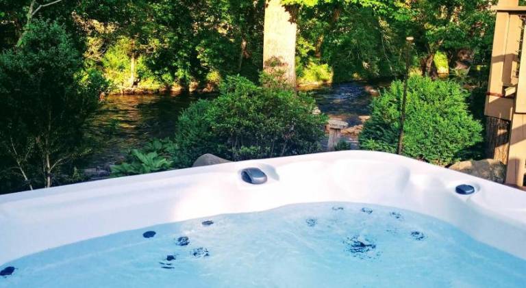 House with hot tub | Pet-friendly — photo 4