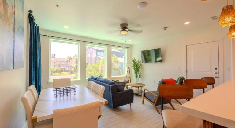 Fully equipped ample holiday apartment with barbecue & private pool | Close to the beach | Dogs allowed in South Padre Island, TX