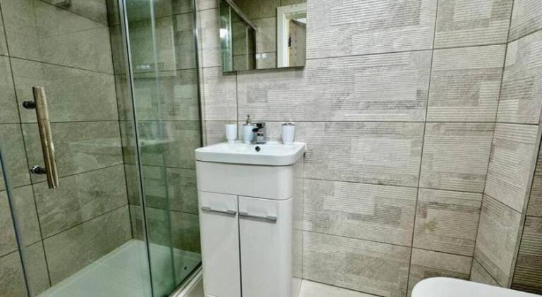 Modern Top Floor 1BR Flat with Fast WiFi and Close To Amenities — photo 3