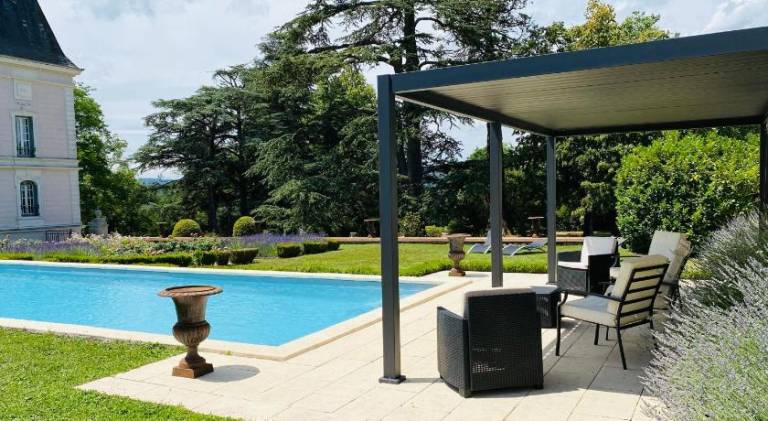 Holiday apartment with patio, pool & yard — photo 4