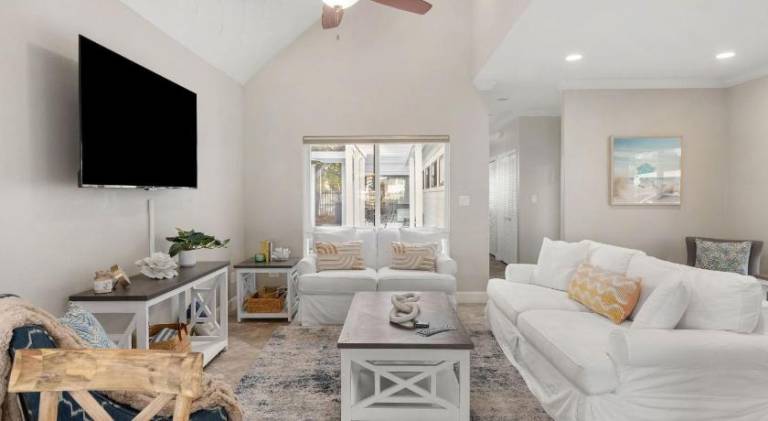 Pelican Retreat by AvantStay 5 MINS TO BEACH Pet Friendly w Pool BBQ — photo 2