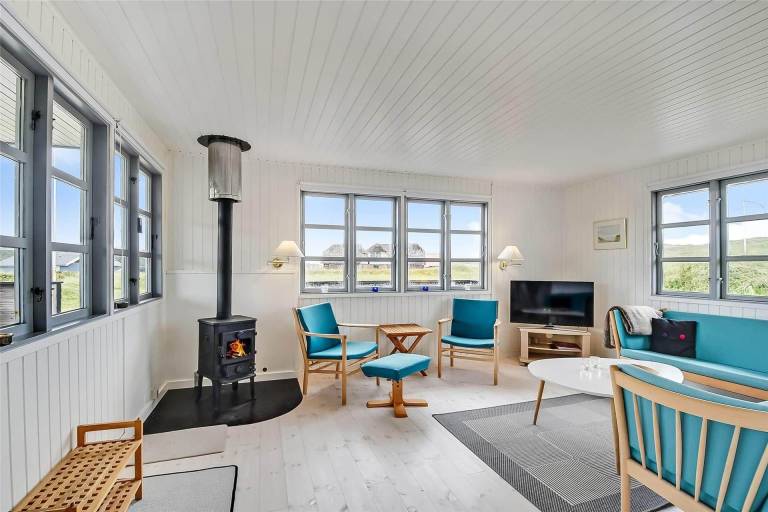Fully equipped beautiful vacation home with patio, grill & hot tub | Beach nearby | Pets are welcome — photo 4