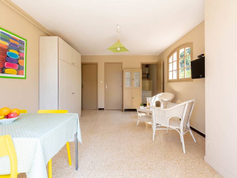 Holiday apartment with patio & yard — photo 3