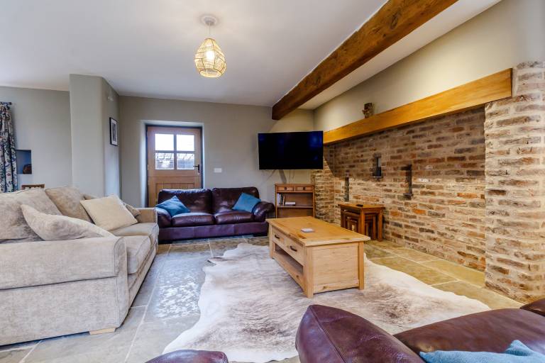 Cottage with hot tub & yard — photo 4
