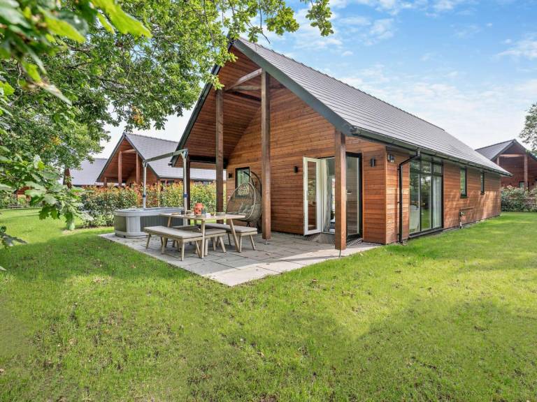 Lodge with yard, patio & hot tub | Pets are welcome in Swansea
