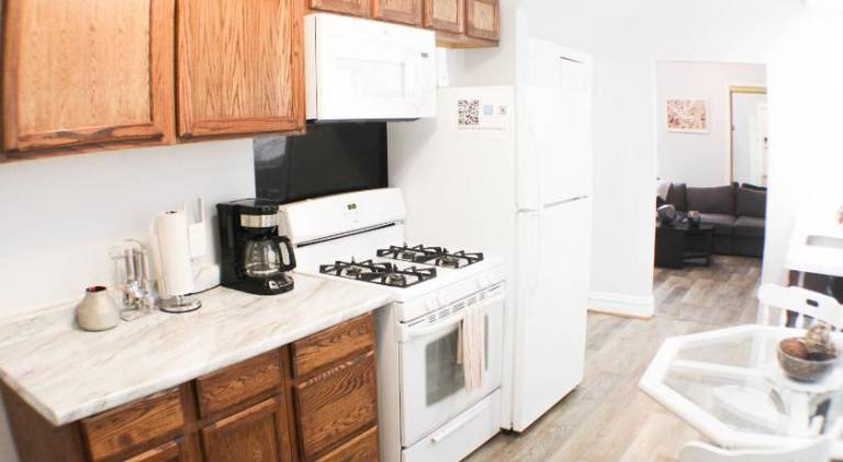 2 BR - Off Street Parking - Amazing View Nearby — photo 4