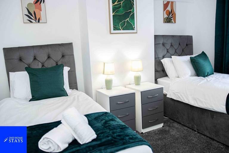 Hanley 3 Beds Sleeps 6 Parking