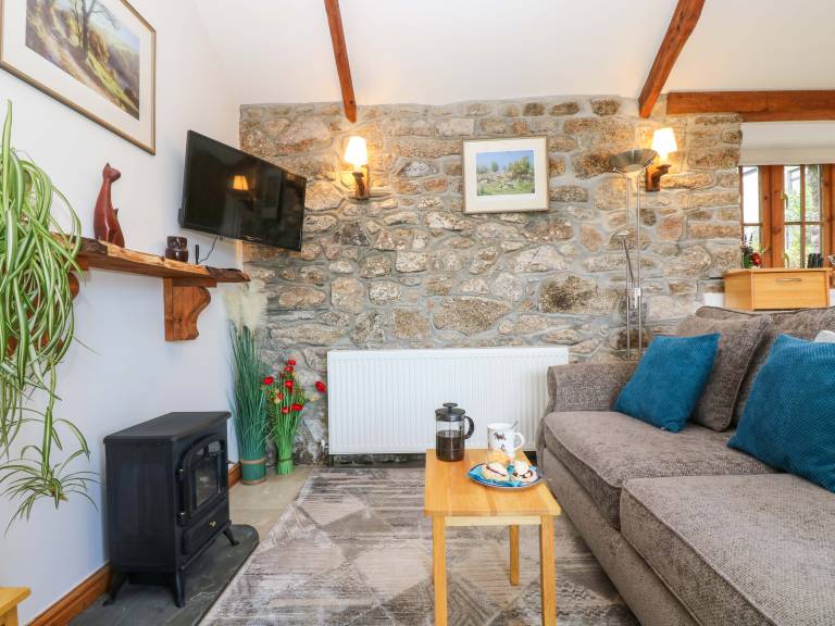 Cottage with garden — photo 4